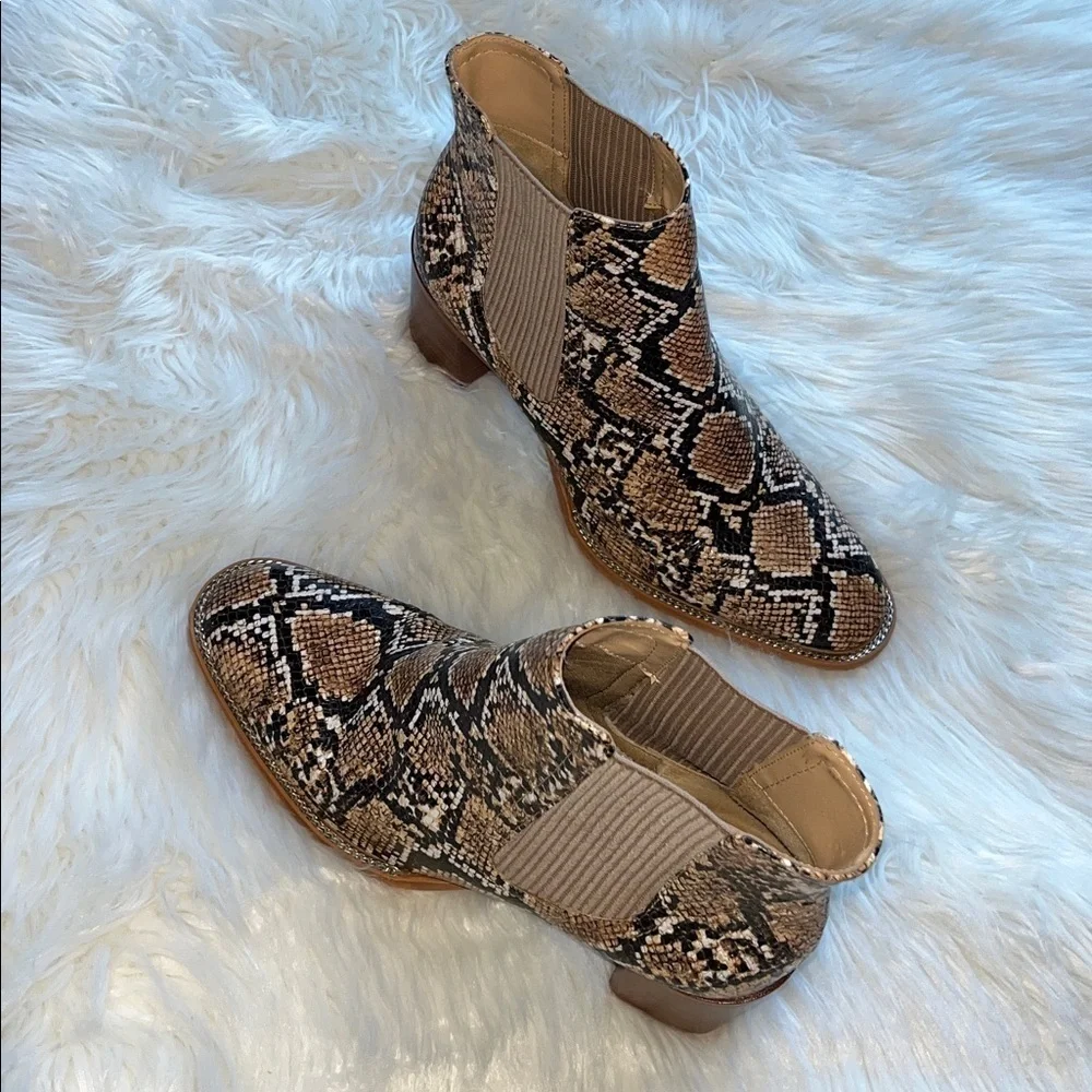 Vince Camuto Jentilliy Chelsea Bootie Leather Size 9 Snake Print